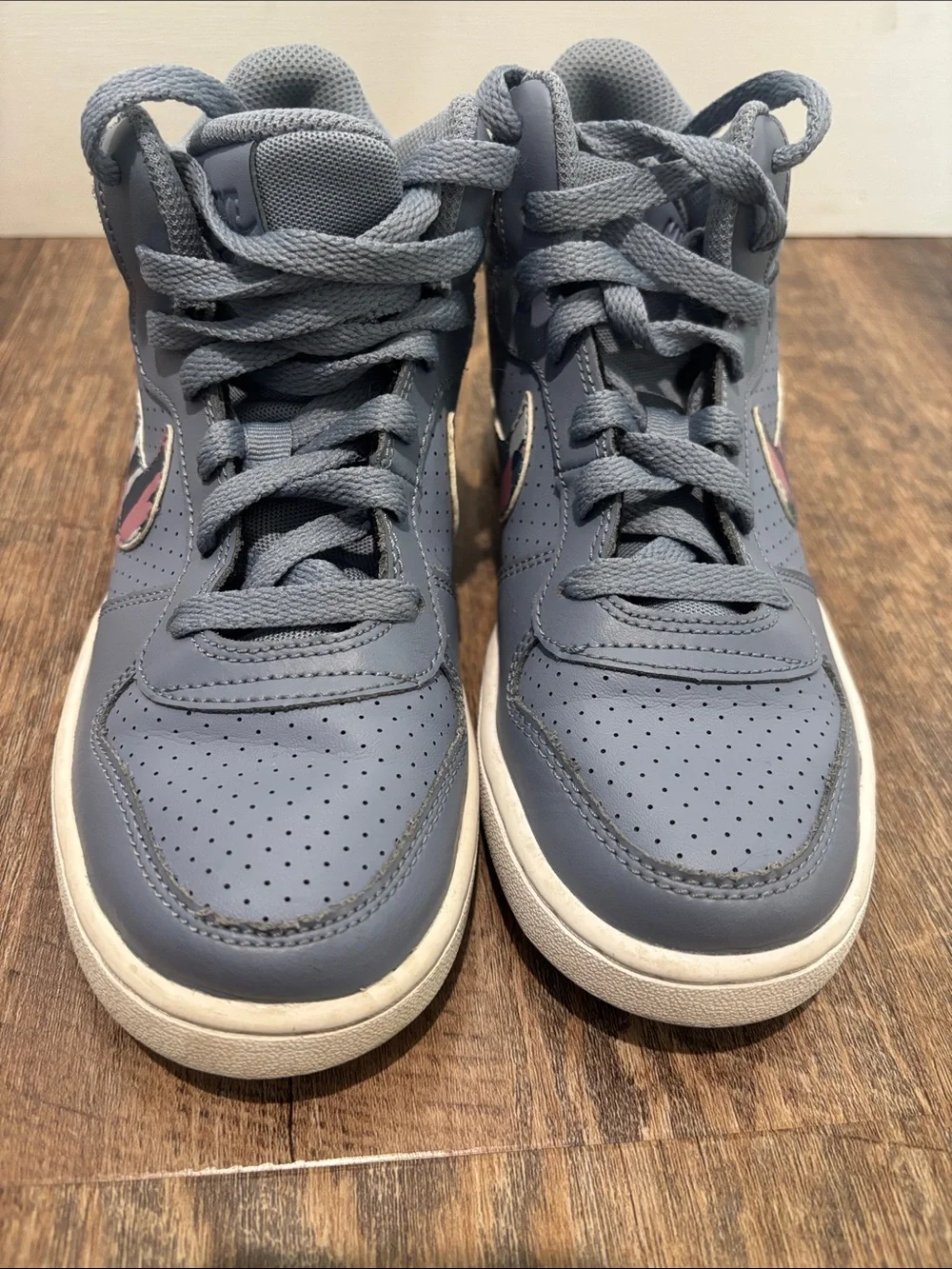 Nike Kids Mid-Top Sneakers in Gray with Pink Camo Swoosh